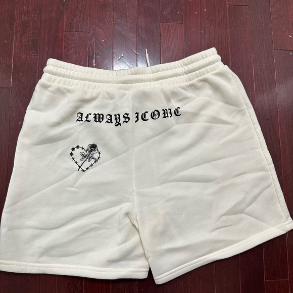 Shorts with heart design - Picture 3 of 3